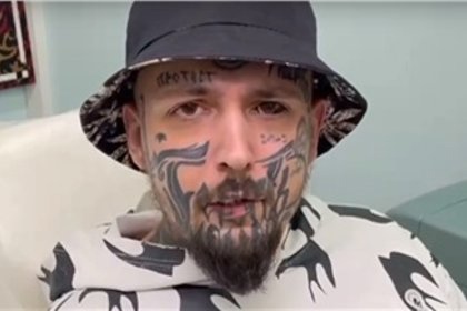 Самый татуированный красноярец начал сводить свои тату