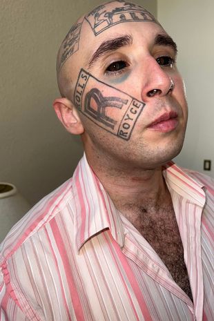 Американец сделал на лице татуировку с логотипом Rolls-Royce