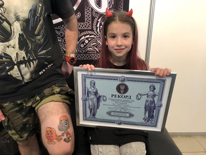 7-летняя девочка работает тату-мастером
